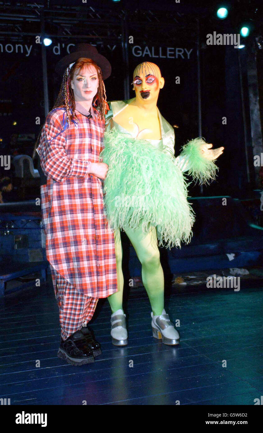 L'attore Euan Morton (a sinistra, che interpreta Boy George) con Boy George (che interpreta Leigh Bowery) durante una fotocellula per il cambio del cast del musical 'Taboo', al Venue in Leicester Square, Londra. Foto Stock