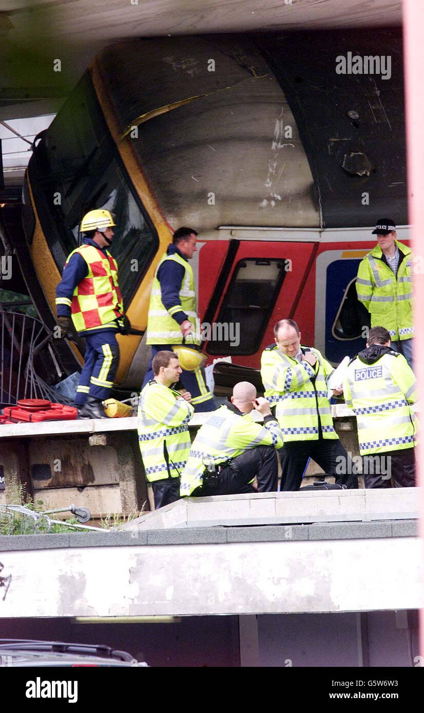 La scena del crash ferroviario, Potters Bar, Hertfordshire. Un portavoce del Grande Nord dell'Anglia Occidentale ha detto che si pensava che circa 20 a 30 persone fossero in carrozza che ha colpito il ponte - 5 passeggeri sono stati segnalati morti e diverse persone feriti. Foto Stock