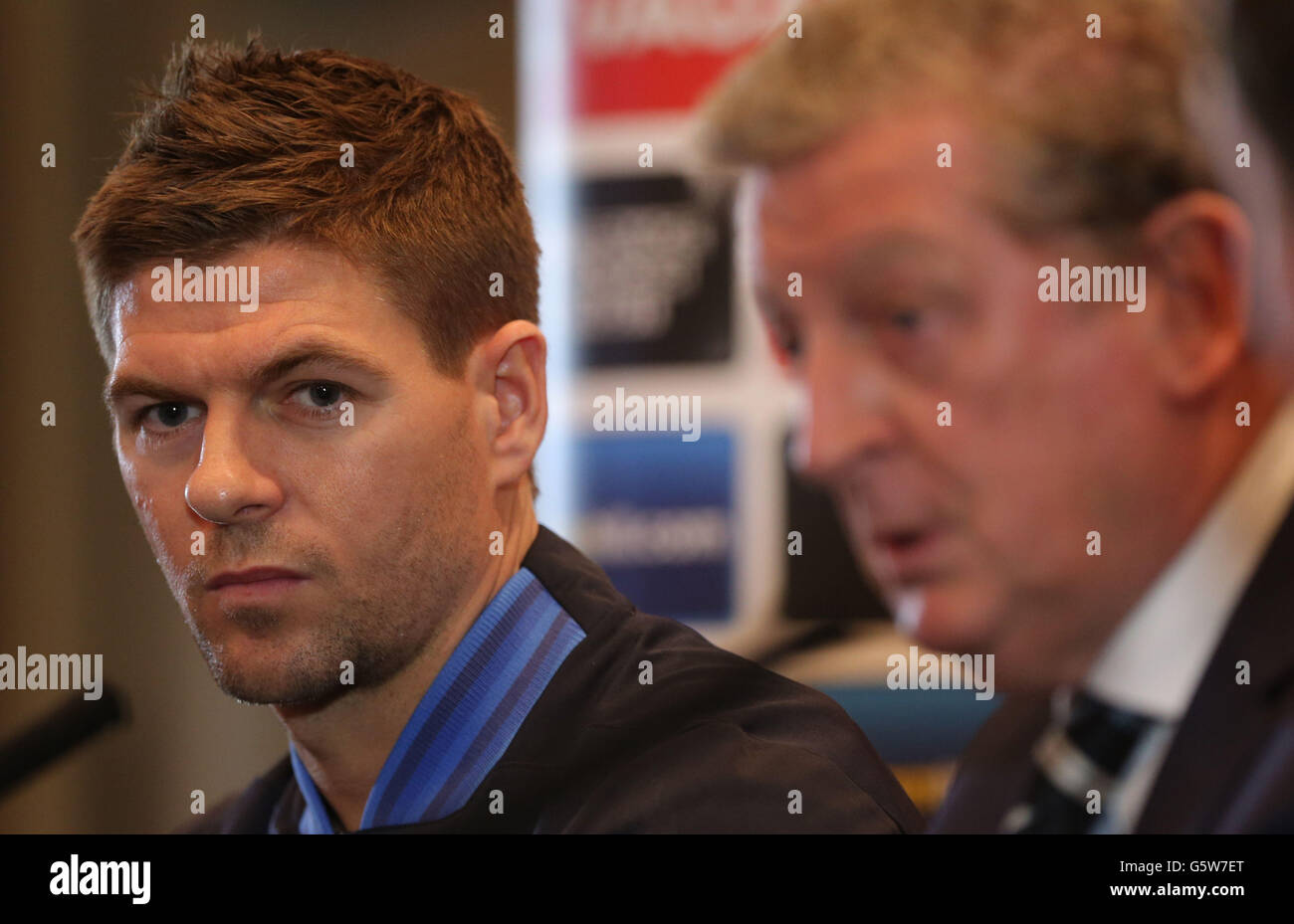 Calcio - Internazionale amichevole - Inghilterra / Brasile - Inghilterra Press Conference - Hyatt Regency. Il capitano inglese Steven Gerrard ascolta il direttore Roy Hodgson (a destra) durante una conferenza stampa all'Hyatt Regency di Londra. Foto Stock