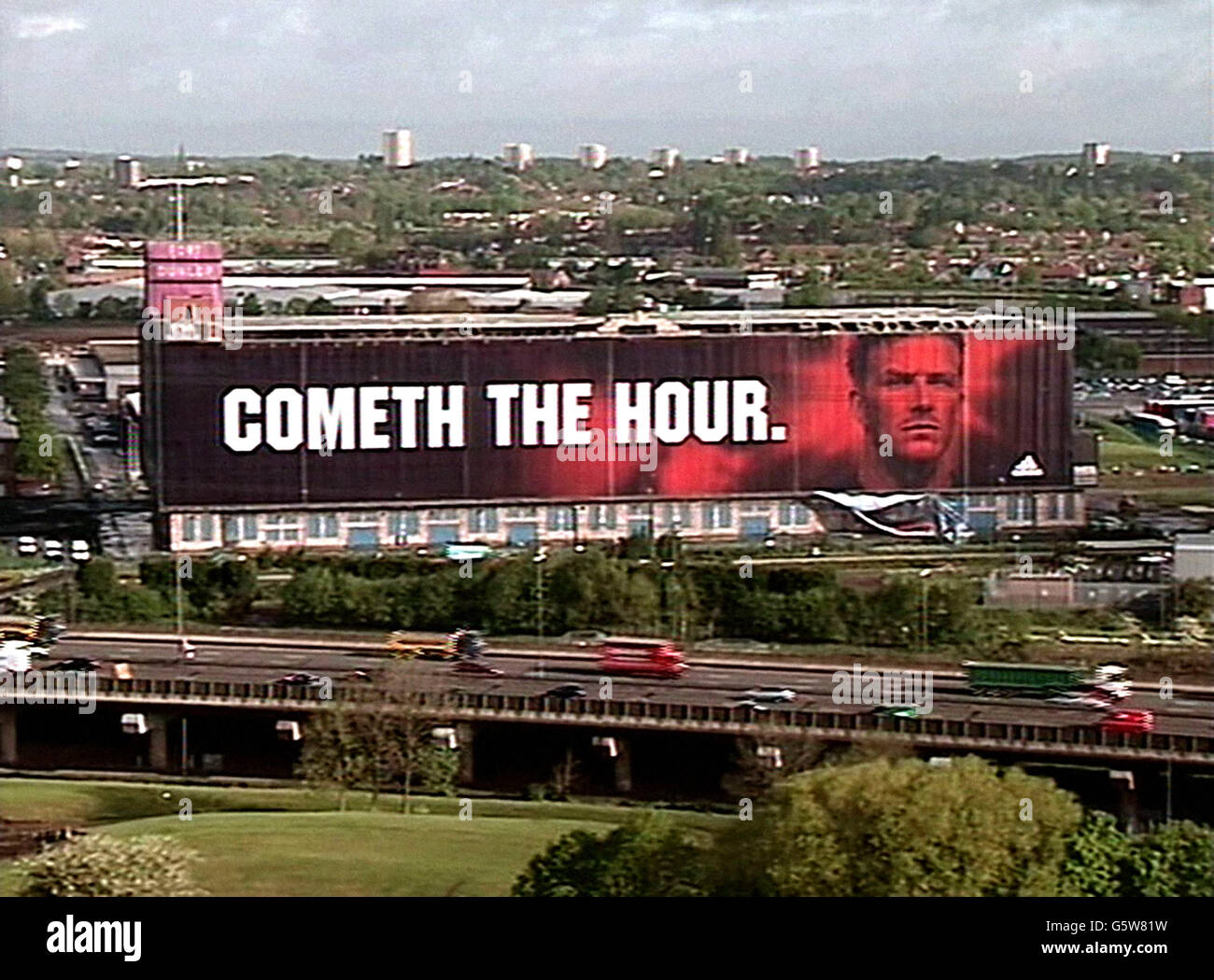 Beckham sulla M6. Ciò che si ritiene sia uno dei più grandi spot pubblicitari al mondo viene presentato insieme alla M6 di Birmingham. Foto Stock