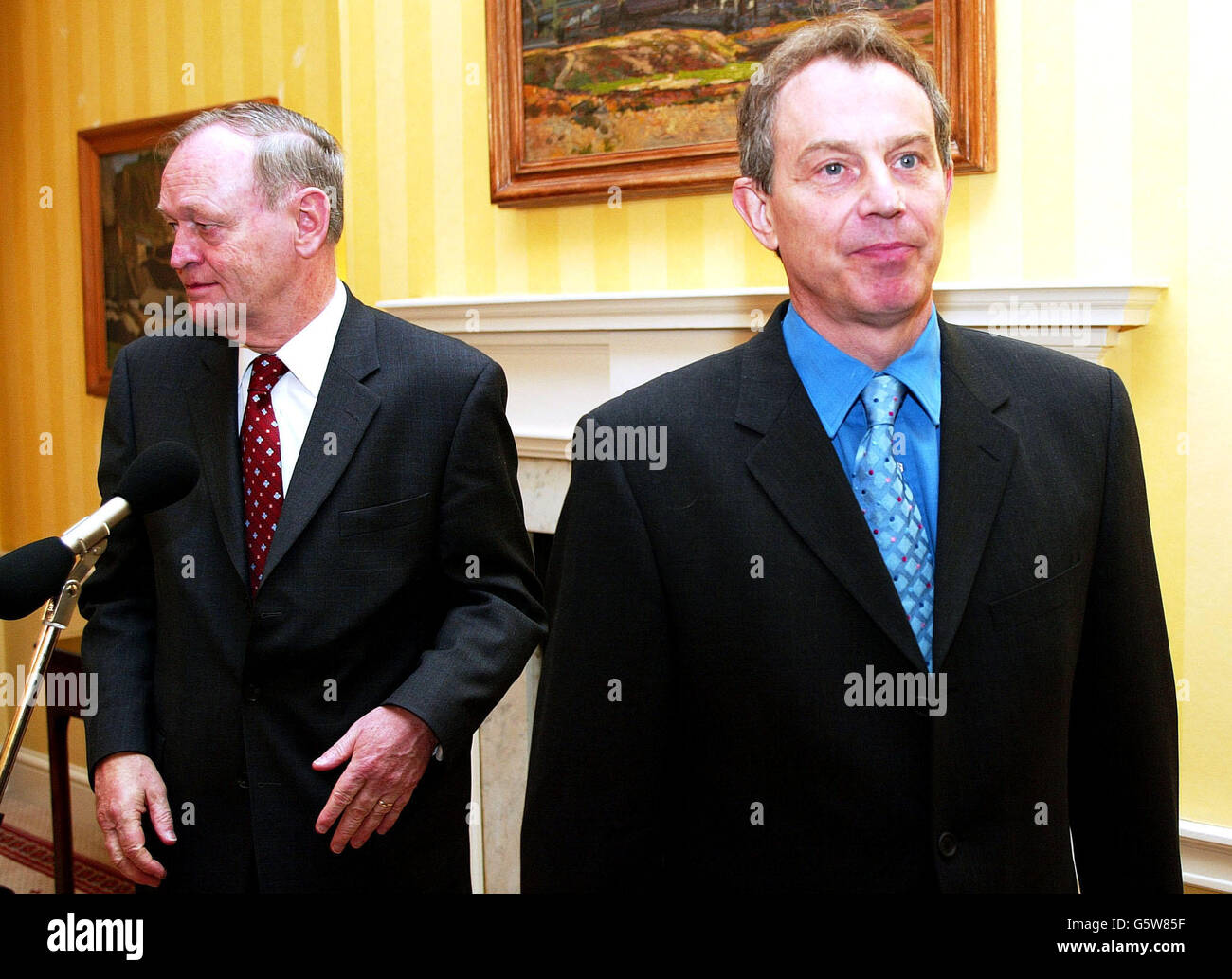 Il primo ministro britannico Tony Blair (destra) e il primo ministro canadese Jean Chretien tengono una conferenza stampa a Downing Street, Londra. I temi di discussione sono stati il prossimo Vertice G8 di giugno e i loro piani di aiuto per l’Africa. Foto Stock