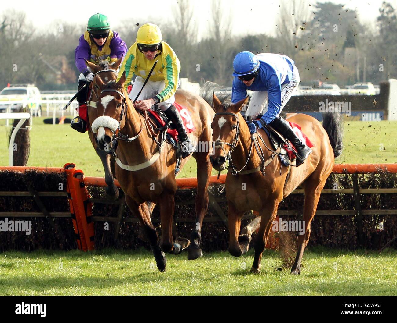 Islandmagee e jockey Adam Wedge (a destra) si aggiudicano il kempton.co.uk Conditional Jockeys Handicap Horticap davanti a Star of Massini e Jockey Jeremiah McGrath all'ippodromo di Kempton, Kempton. Foto Stock