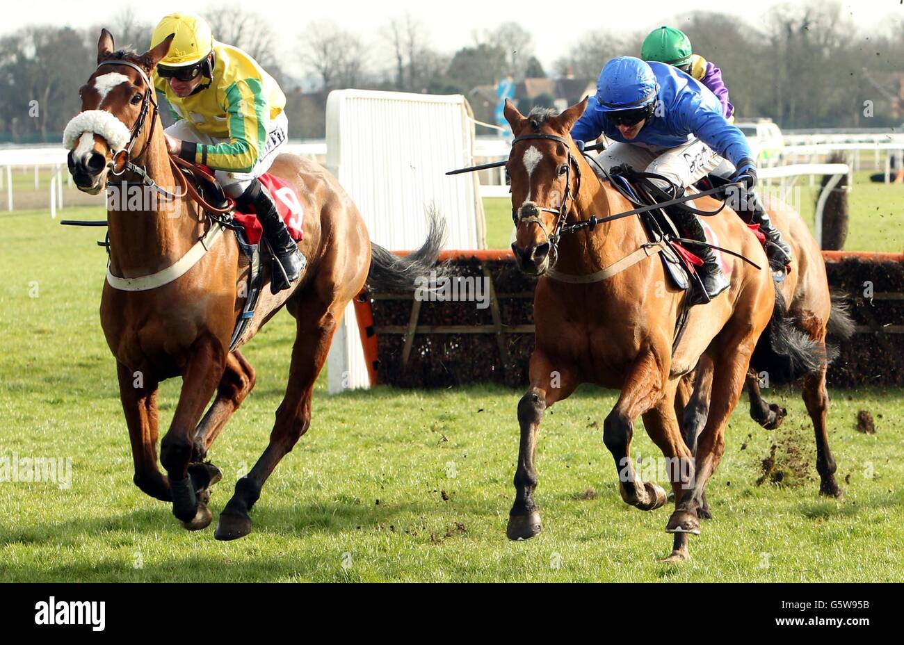 Islandmagee e jockey Adam Wedge (a destra) si aggiudicano il kempton.co.uk Conditional Jockeys Handicap Horticap davanti a Star of Massini e Jockey Jeremiah McGrath all'ippodromo di Kempton, Kempton. Foto Stock