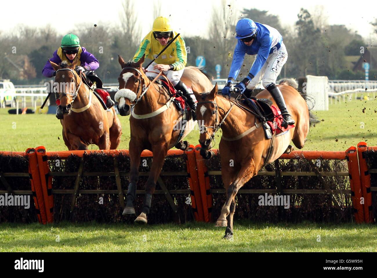 Islandmagee e jockey Adam Wedge (a destra) si aggiudicano il kempton.co.uk Conditional Jockeys Handicap Horticap davanti a Star of Massini e Jockey Jeremiah McGrath all'ippodromo di Kempton, Kempton. Foto Stock