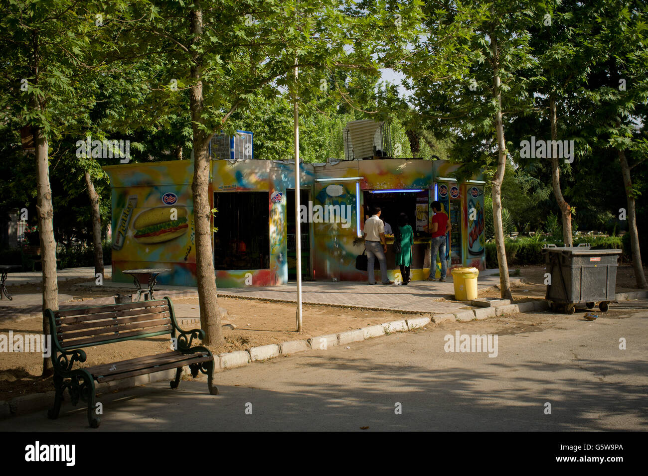 Pressione di stallo di cibo a City Park nel centro di Teheran, Iran Foto Stock