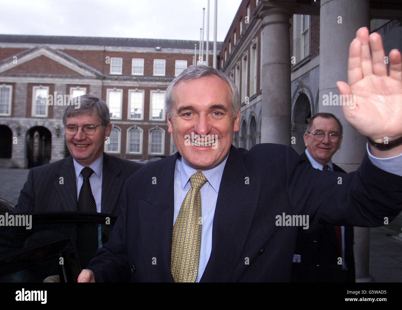 Bertie Ahern leader della Fall Fiana onde partito ai fotografi, al castello di Dublino. Il partito di Ahern ha ottenuto il maggior numero di seggi alle elezioni generali irlandesi, ha affermato che l'IRA dovrebbe sciogliersarsi dopo il successo elettorale del Sinn Fein, con cinque seggi. Foto Stock