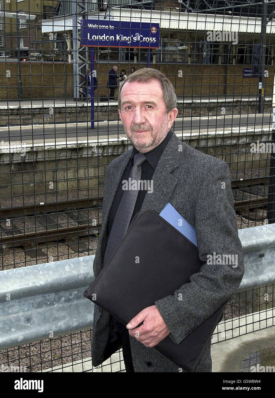 Il penduter Kevin o' Neill, che ha avvertito dei problemi di pista prima che il crash del treno di Potters Bar arrivi alla stazione di Kings Cross, Londra il giorno in cui ha viaggiato come ospite della ferrovia nel taxi di un treno ad alta velocità per valutare le condizioni per se stesso. * dopo aver attraversato l'area di Potters Bar su un treno GNER East Coast, Kevin o'Neill, 58, ha detto: "Non mi sento ancora a mio agio e al sicuro." Foto Stock