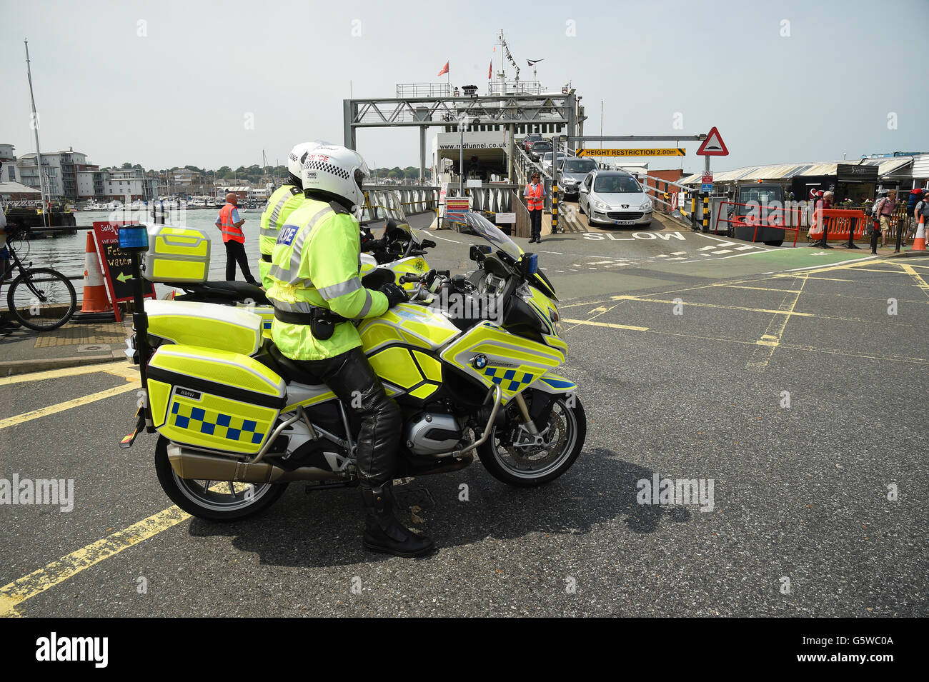 Motociclisti di polizia a un traghetto porta sull'Isola di Wight Foto Stock