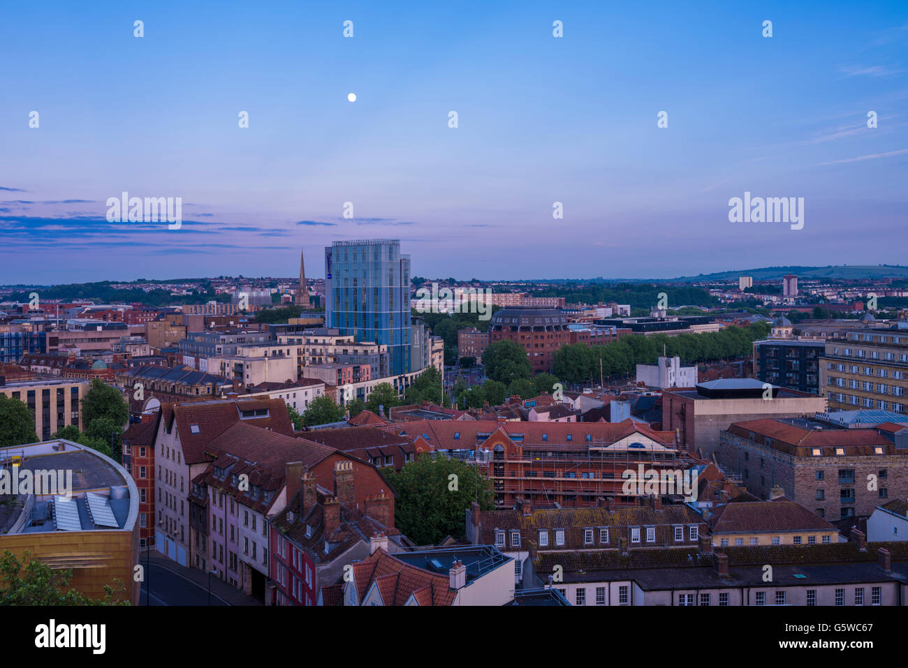 Vista sulla città di Bristol skyline al tramonto, Inghilterra. Foto Stock