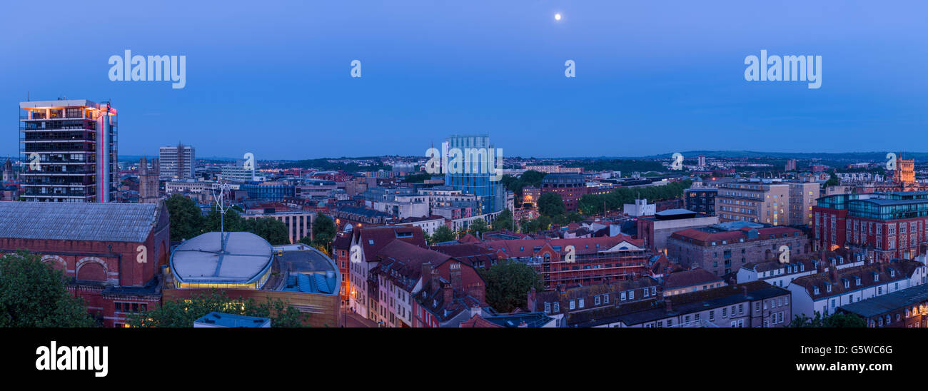 Vista panoramica della città di Bristol skyline al tramonto, Inghilterra. Foto Stock