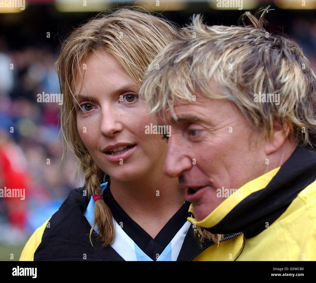 La cantante rock Rod Stewart e la sua fidanzata Penny Lancaster al torneo di calcio di sei dell'industria musicale al campo da calcio di Chelsea Stamford Bridge a Londra. Foto Stock