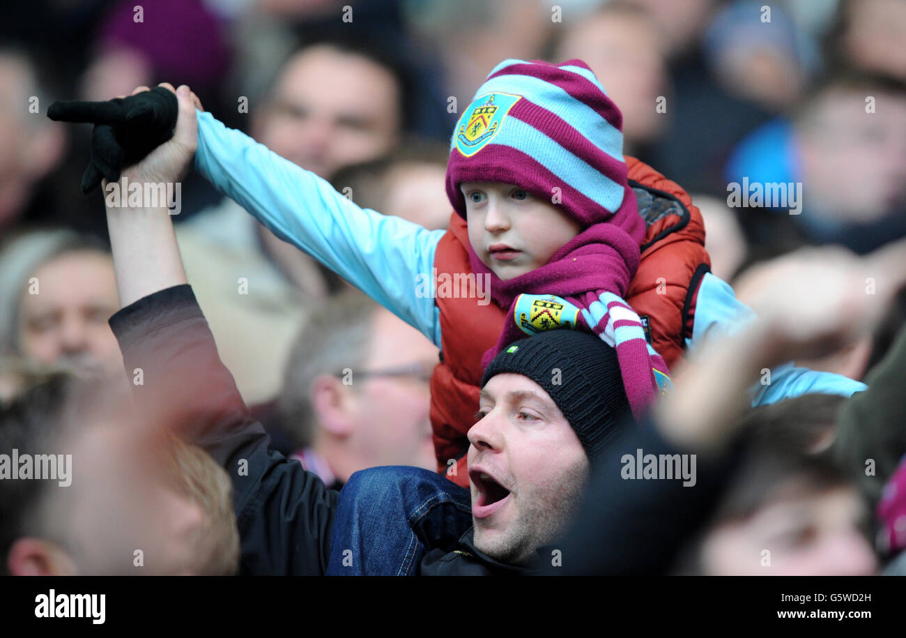 Calcio - campionato della Lega di Calcio di Npower - Bolton Wanderers v Burnley - Stadio Reebok. I fan di Burnley celebrano il loro obiettivo negli stand Foto Stock