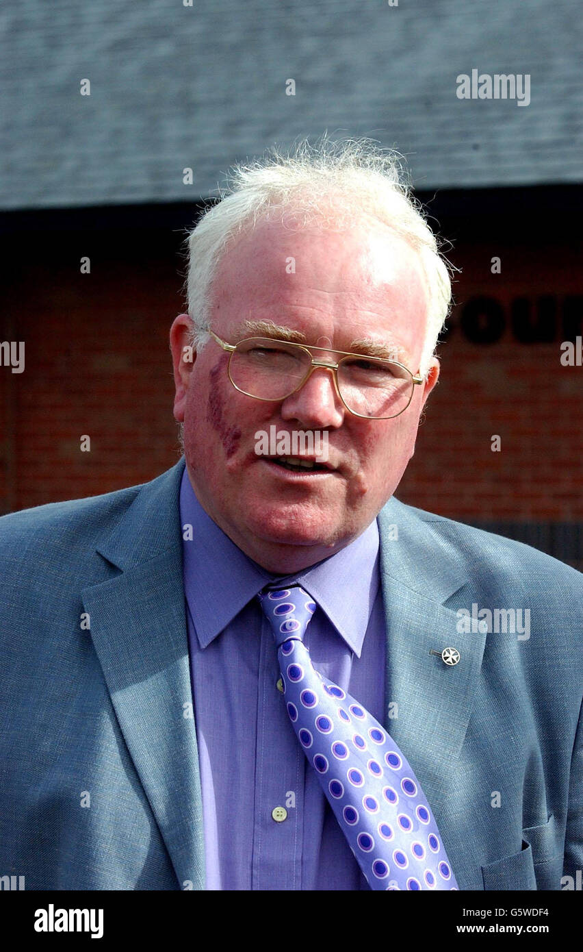 Il deputato del lavoro Ronnie Campbell, arriva alla corte di legge di Bedlington nel Northumberland, per affrontare un'accusa di assalto e molestie comuni a seguito di un presunto incidente in un ristorante indiano. * Backbencher Ronnie Campbell, che rappresenta Blyth Valley, Northumberland, appariva prima dei magistrati del Northumberland sudorientale a seguito di un incidente in cui Graeme Gillespie, 32 anni, è stato presumibilmente ferito al ristorante Pan Ahar di Blyth il 29 giugno dello scorso anno. Foto Stock