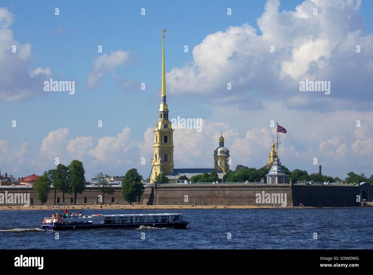 La barca turistica sul fiume Neva davanti la Fortezza di Pietro e Paolo e di San Pietro e di San Paolo, la Cattedrale di San Pietroburgo Foto Stock