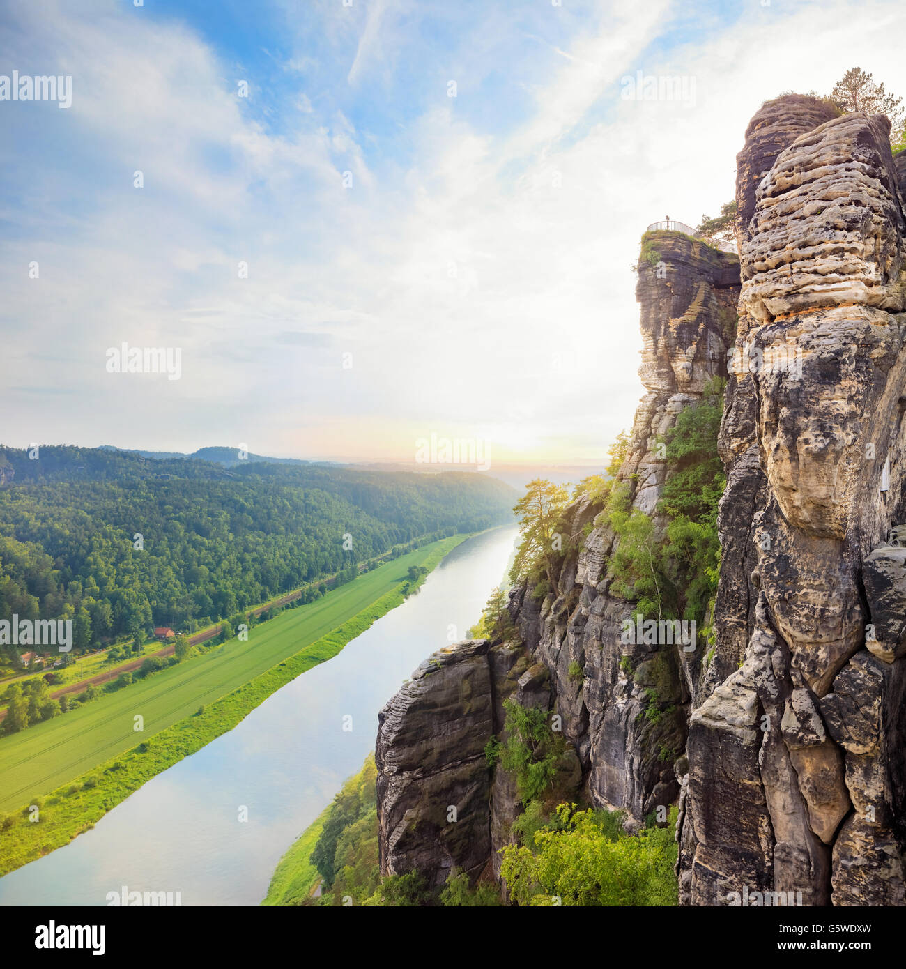 Nazionale Svizzera sassone in punto di vista parco con il fiume sottostante Foto Stock