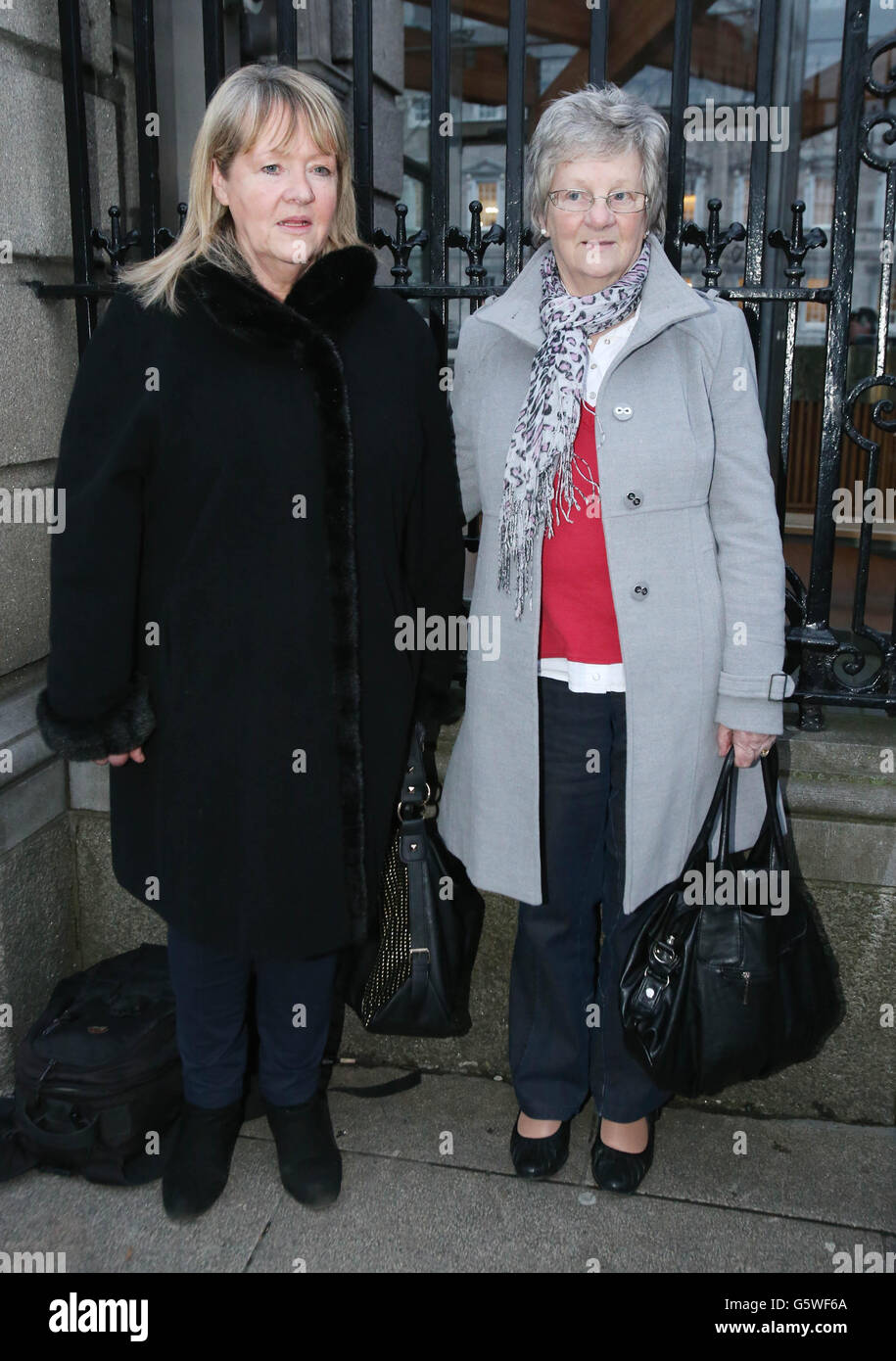 (Da sinistra a destra) Maureen Sullivan e Marina Gambold del gruppo Magdalene Survivors insieme a Leinster House, dove dovevano incontrare il Taoiseach per fare ulteriori pressioni per una scusa di stato per il loro trattamento. Foto Stock