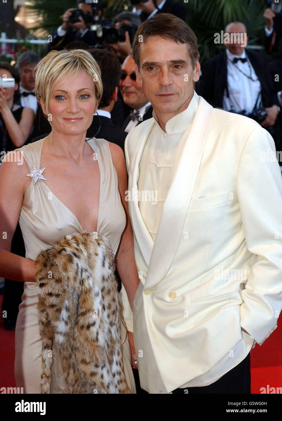 L'attore britannico Jeremy Irons e la cantante e attrice francese Patricia Kaas arrivano al Palais des Festival per la cerimonia di chiusura del 55° Festival di Cannes. Foto Stock