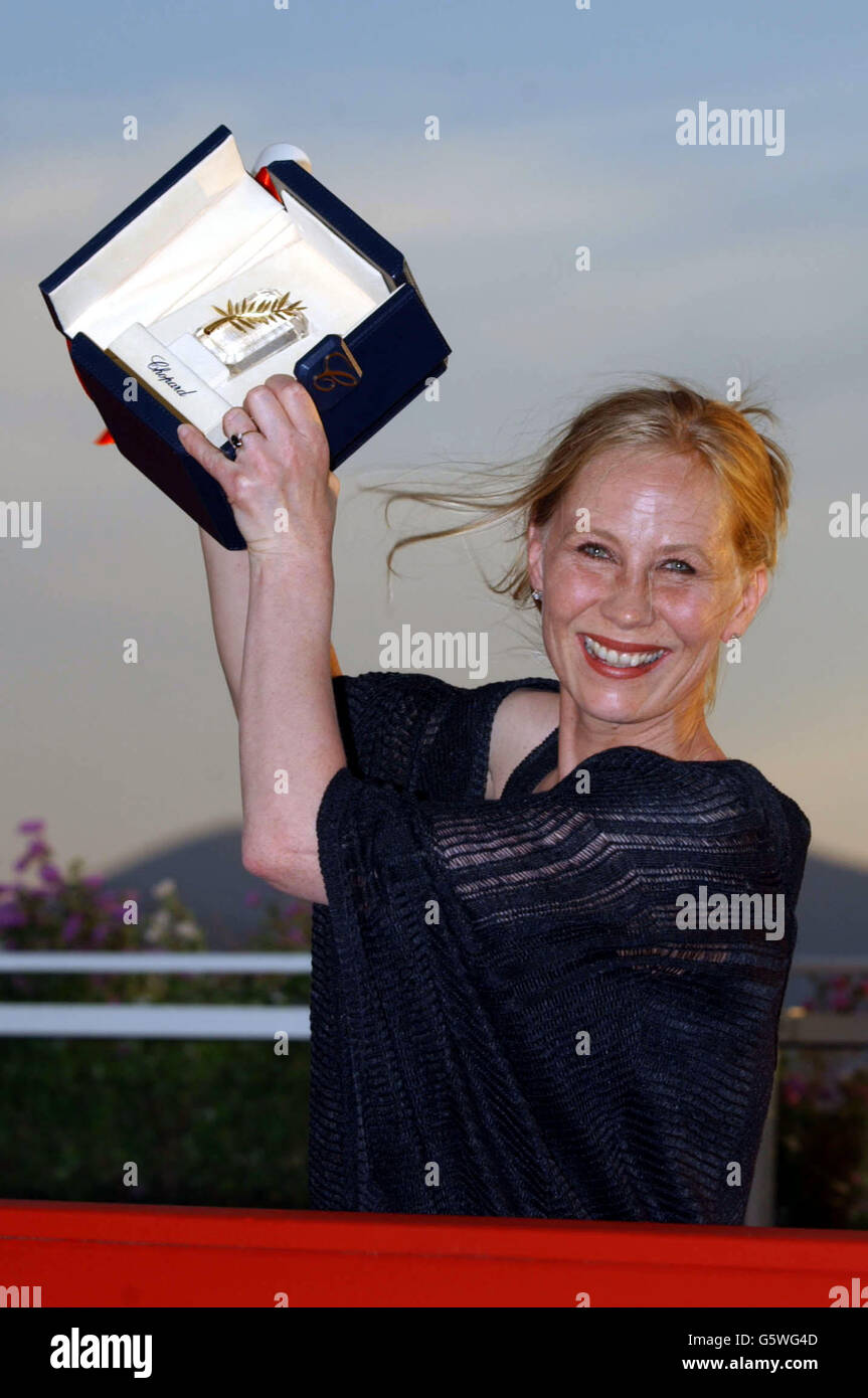 Kati Outinen con il suo premio migliore attrice per 'Mies Vailla Mennelsyytta' al 55° Festival del Cinema di Cannes, al Palais des Festival. Foto Stock