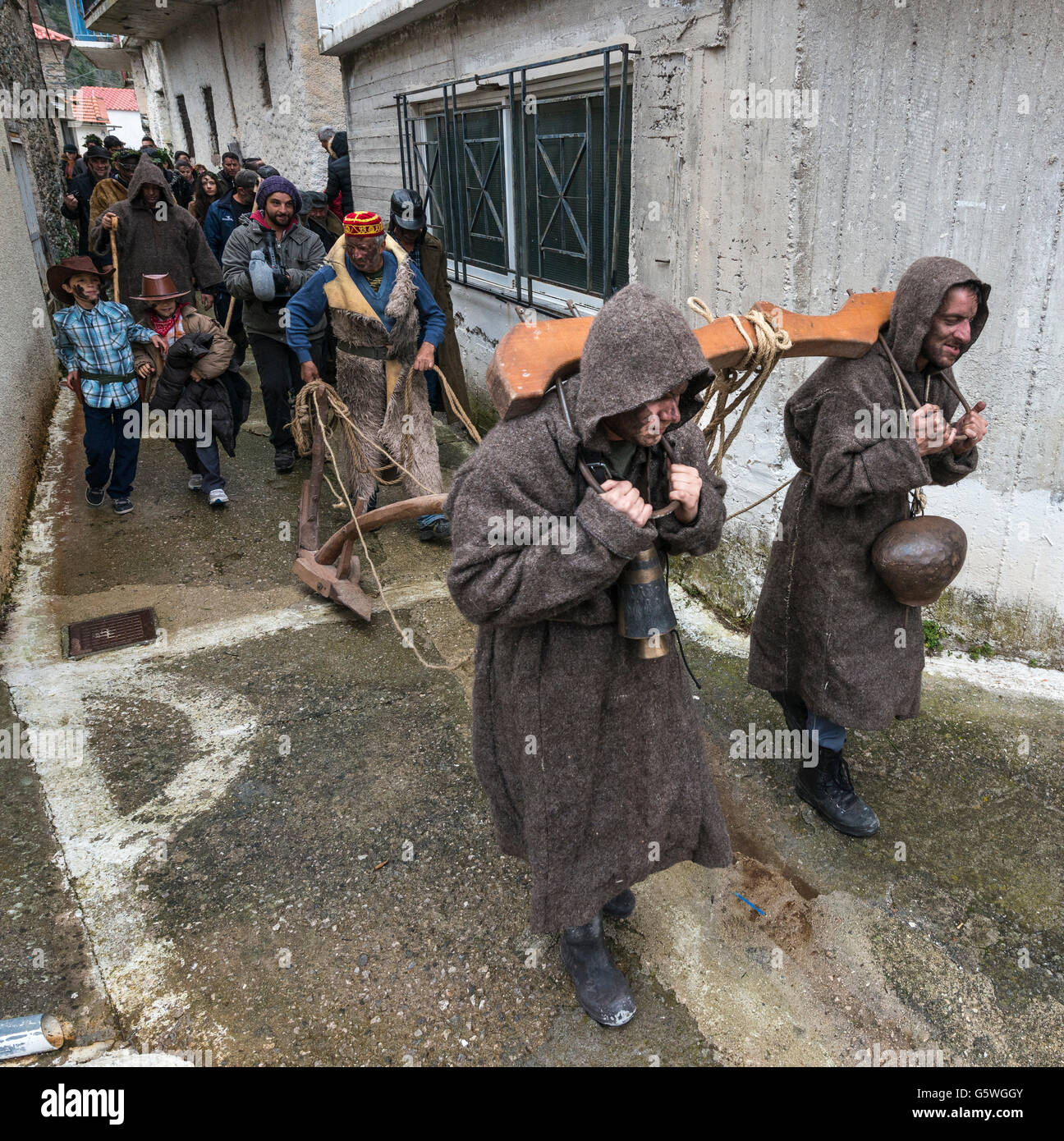 Gli abitanti di un villaggio di tirare un aratro attraverso il villaggio di Nedousa presso un pagano, diritti della molla, festival, Messinia, Peloponneso, Grecia Foto Stock