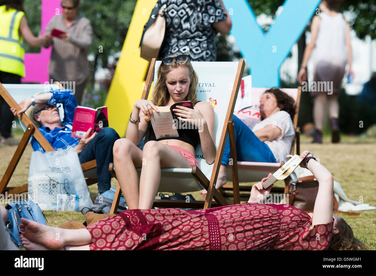 Le persone che si godono il caldo sole estivo presso la Hay Festival della letteratura e delle arti, Hay on Wye, Powys, Wales UK, domenica 05 giugno 2016 Foto Stock