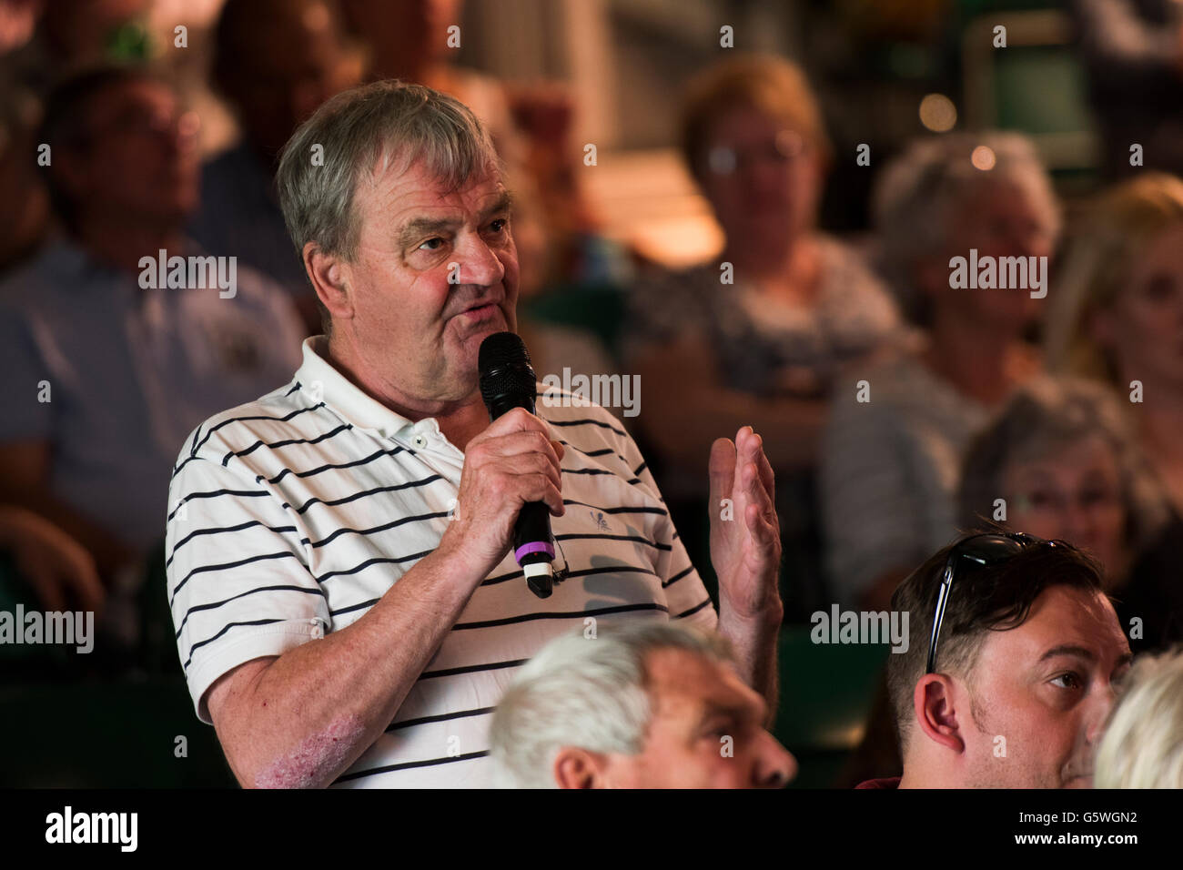 Un membro del pubblico una domanda a uno scrittore a Hay Festival della letteratura e delle arti, Hay on Wye, Powys, Wales UK, domenica 05 giugno 2016 Foto Stock
