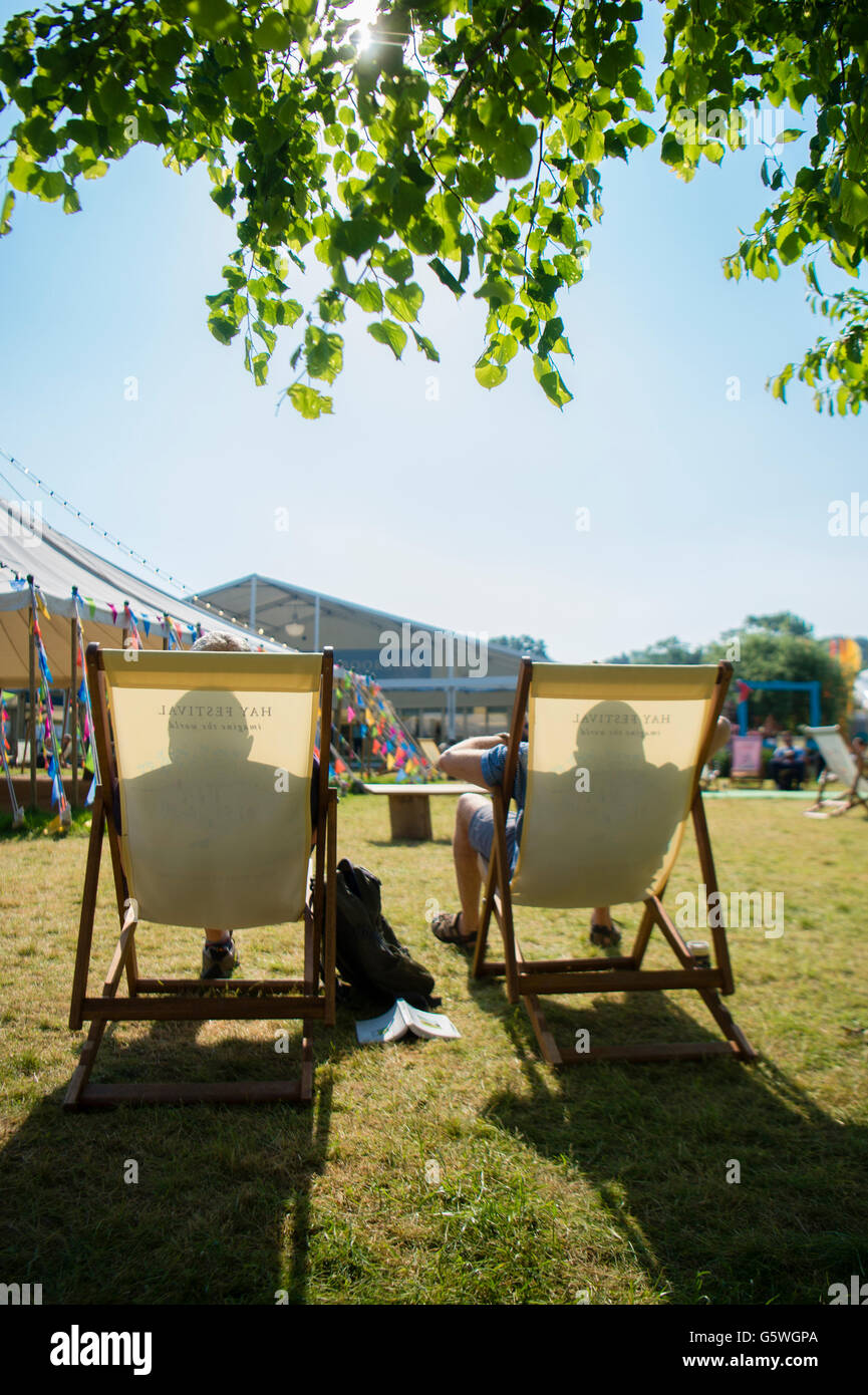 Le persone che si godono il caldo sole estivo presso la Hay Festival della letteratura e delle arti, Hay on Wye, Powys, Wales UK, domenica 05 giugno 2016 Foto Stock