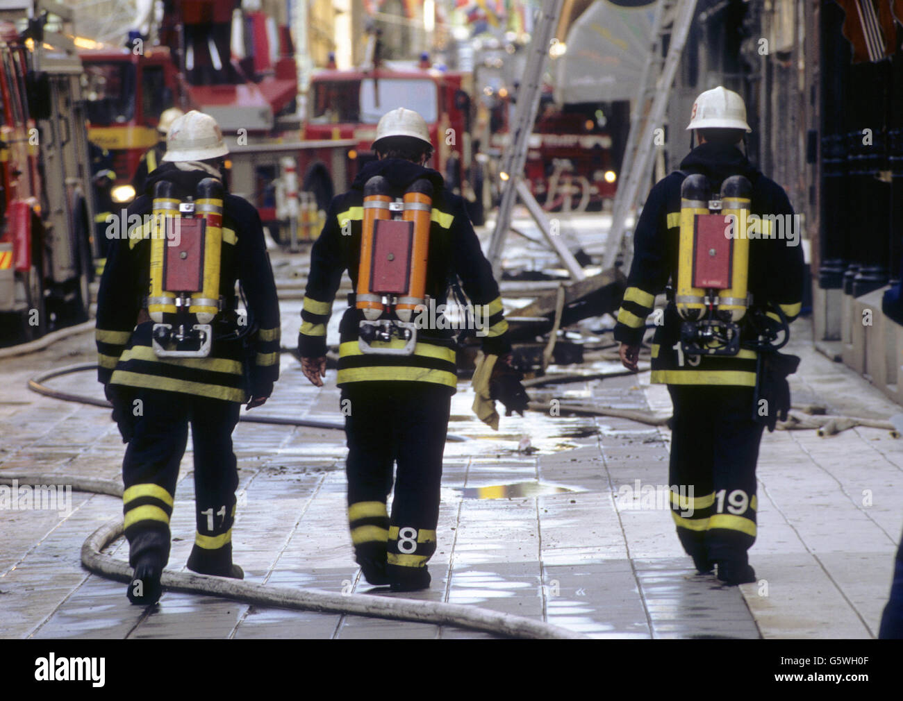 I VIGILI DEL FUOCO con serbatoi per aria compressa Foto Stock