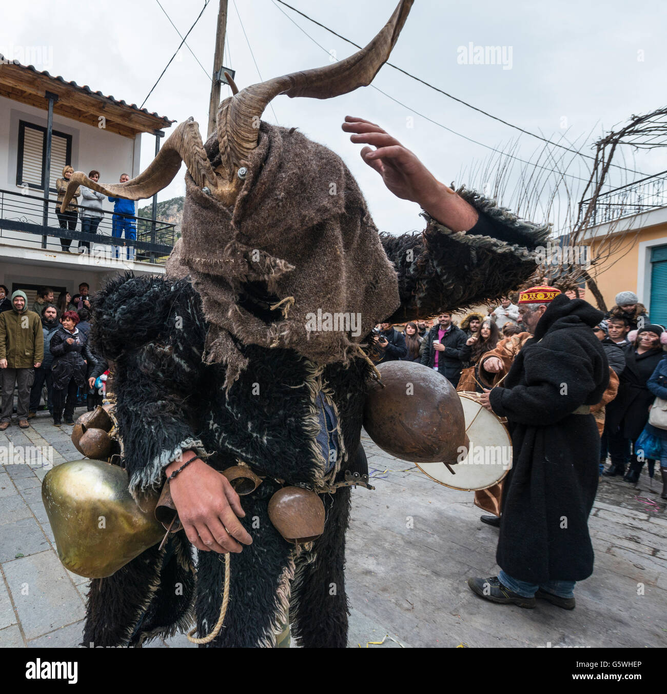 Gli abitanti di un villaggio di vestiti come capre e caprai prendere parte in un pagano, diritti di molla, festival che si tiene nel villaggio di Nedousa nel Foto Stock