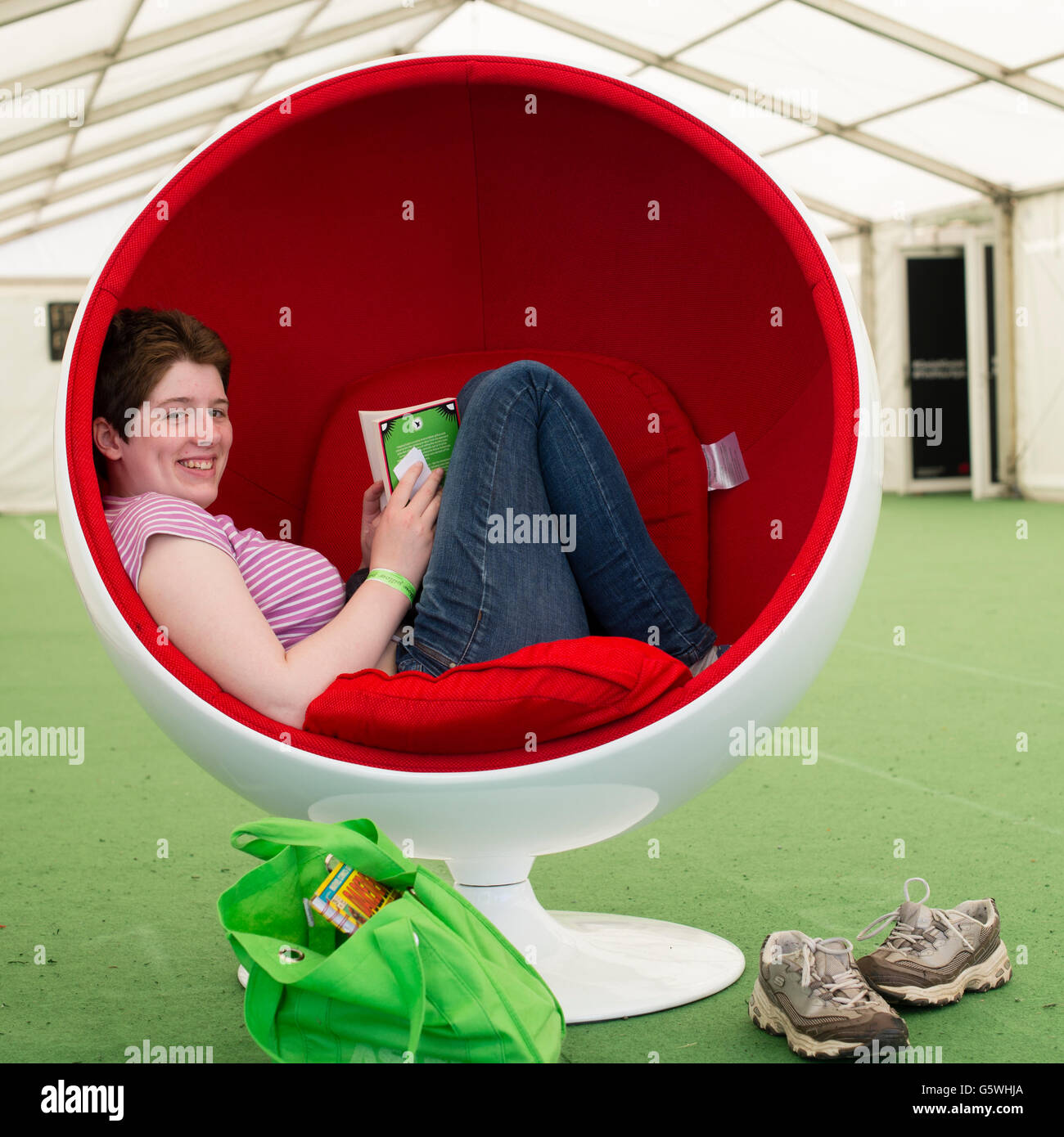 Una donna la lettura di un libro seduti in un "pod" cattedra all'Hay Festival della letteratura e delle arti, Hay on Wye, Powys, Wales UK, Giugno 03 2016 Foto Stock