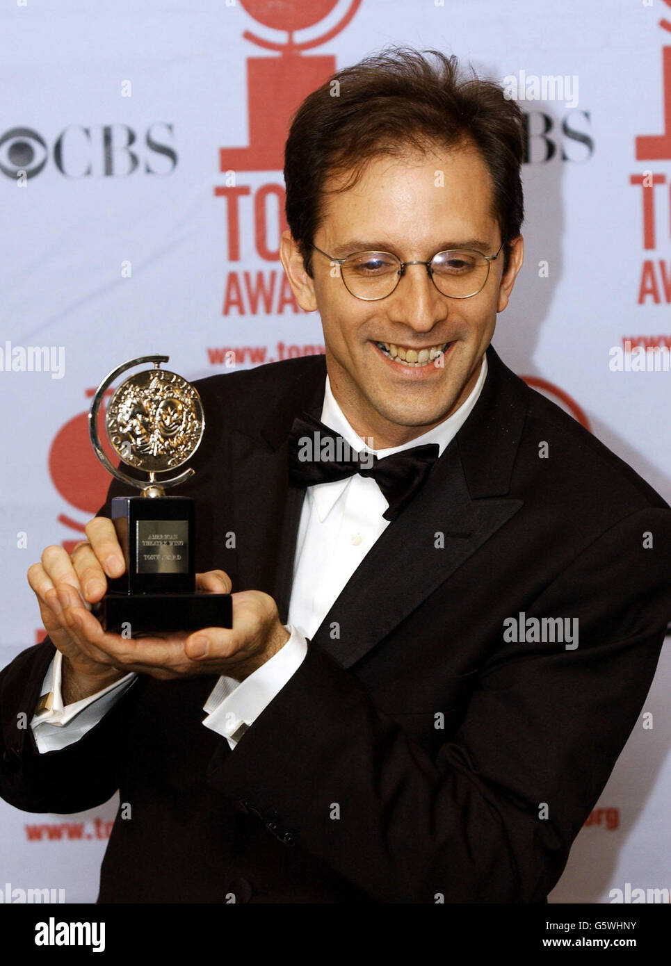 John Rando ha vinto il Tony Award 2002 come miglior regia di un musical per 'Urinetown, il Musical', si pone con il suo premio alla radio City Music Hall di New York. Foto Stock