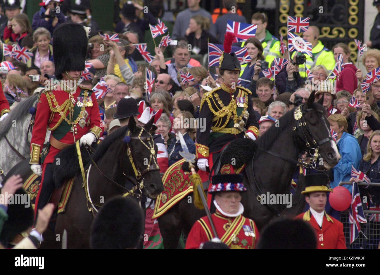 Il Principe del Galles e i principi reali cavalcano i cavalli mentre accompagnano la Regina Elisabetta II della Gran Bretagna, mentre viaggia nel pullman Gold state da Buckingham Palace alla Cattedrale di San Paolo per un servizio di Ringraziamento per celebrare il suo Giubileo d'Oro. * la carrozza fu costruita per Re Giorgio III nel 1762, ed è stata usata dalla Regina solo due volte prima - per la sua Coronazione, e il suo Giubileo d'Argento. Più tardi, dopo il pranzo a Guildhall nella città di Londra, guarderà una sfilata e un carnevale lungo il Mall. Lunedì sera, più di un milione di persone si riunivano nel centro di Londra per ascoltare la festa Foto Stock