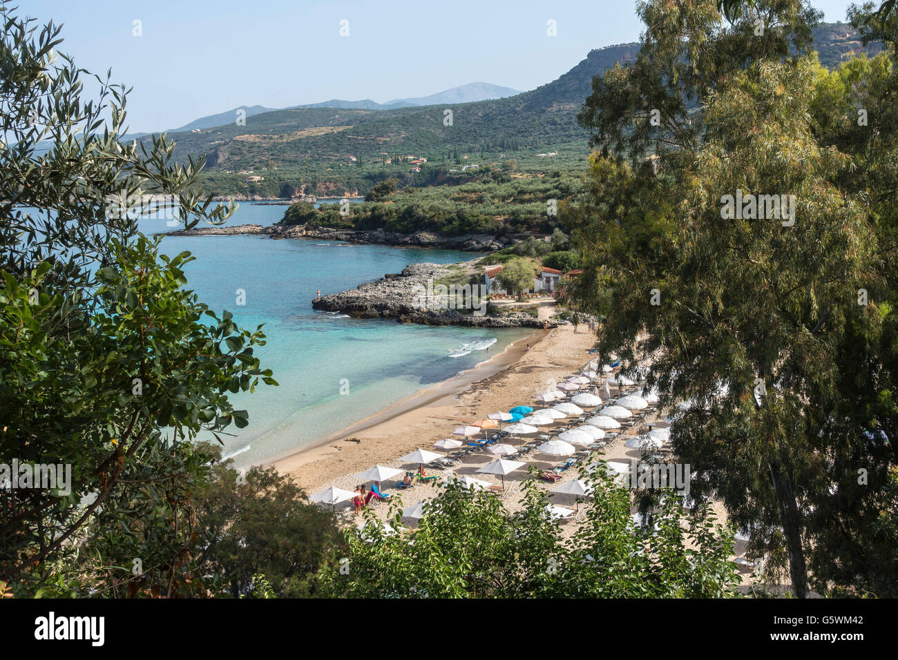 Guardando verso il basso sulla spiaggia di Kalogria a Stoupa con la parte esterna della mani costa in background, MESSINIA, PELOPONNESO Meridionale, Grecia Foto Stock