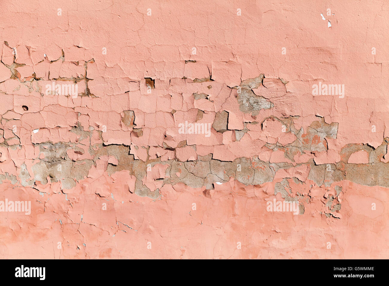 Texture di sfondo di un vecchio muro di cemento con peeling strato di vernice rosa Foto Stock