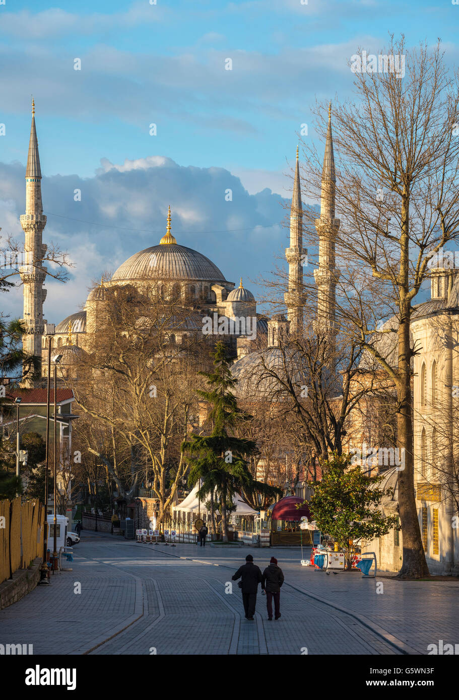 Guardando verso il basso Kabasakal Cadsi passato il Mousoleum di Mehmet III con la moschea blu di sfondo, Sultanahmet, Istanbul, Turchia Foto Stock