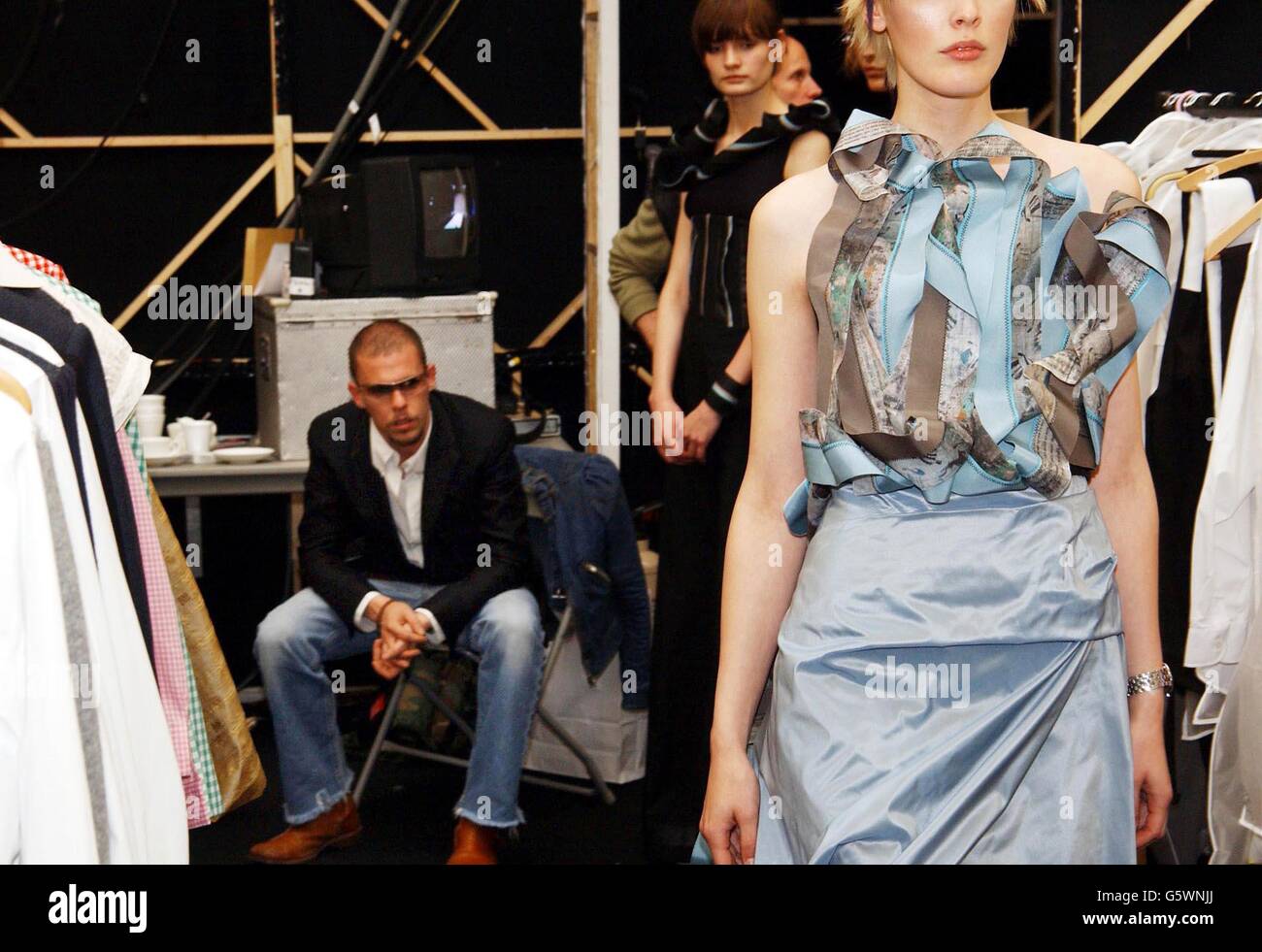 Il fashion designer britannico Alexander McQueen (background) giudica l'American Express Innovation Award durante la Graduate Fashion Week al Battersea Park. Foto Stock