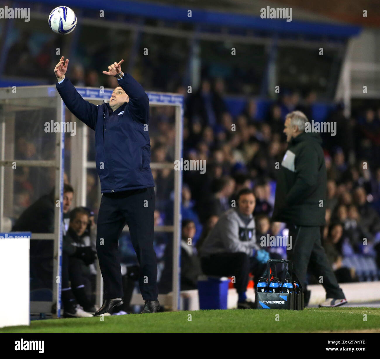 Calcio - campionato nazionale di calcio - Birmingham City v Sheffield Wednesday - St Andrews. Il manager della città di Birmingham Lee Clark recupera la palla Foto Stock