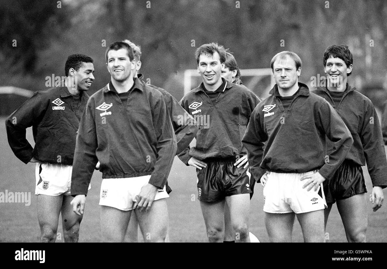 I membri della squadra di calcio inglese che lanciano la loro costruzione al amichevole contro il Brasile, sono (da sinistra) Des Walker, Steve Bull, David Platt, Steve McMahon e Gary Lineker. Foto Stock