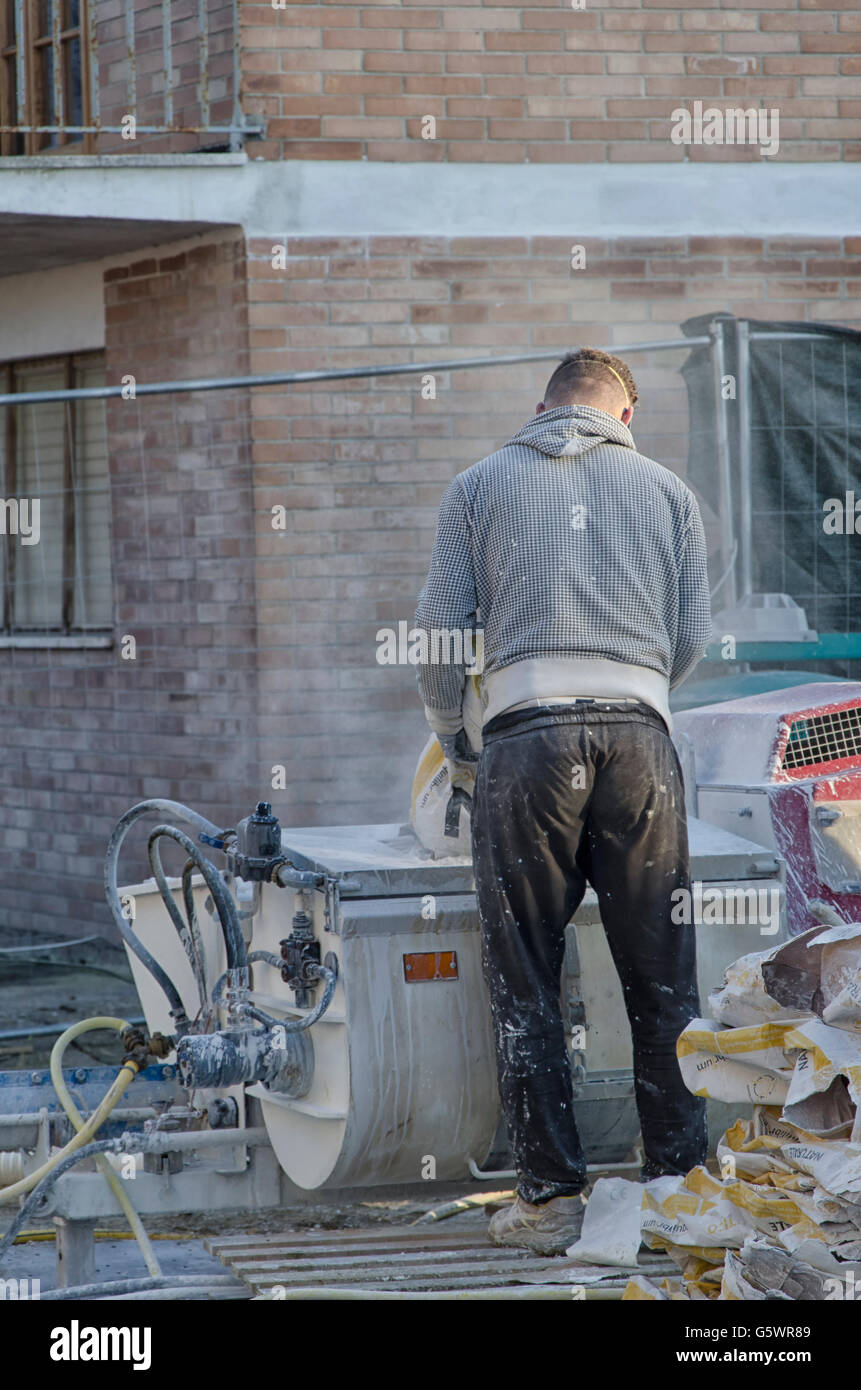 Cascina, Italia - 06 Novembre 2015: Vista di mason rendendo bio mattone con calce e la canapa Foto Stock