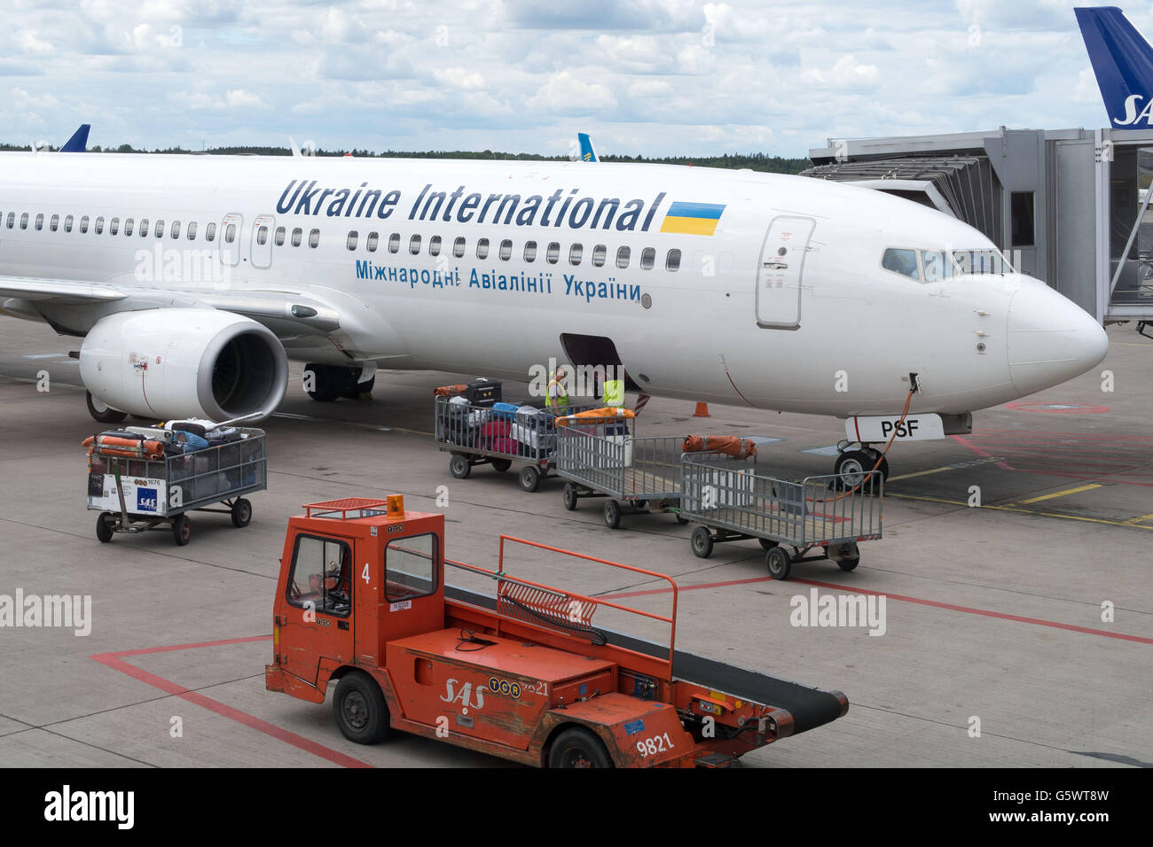 Un Ukraine International Airlines piano viene scaricato a Stoccolma Arlanda Airport Foto Stock