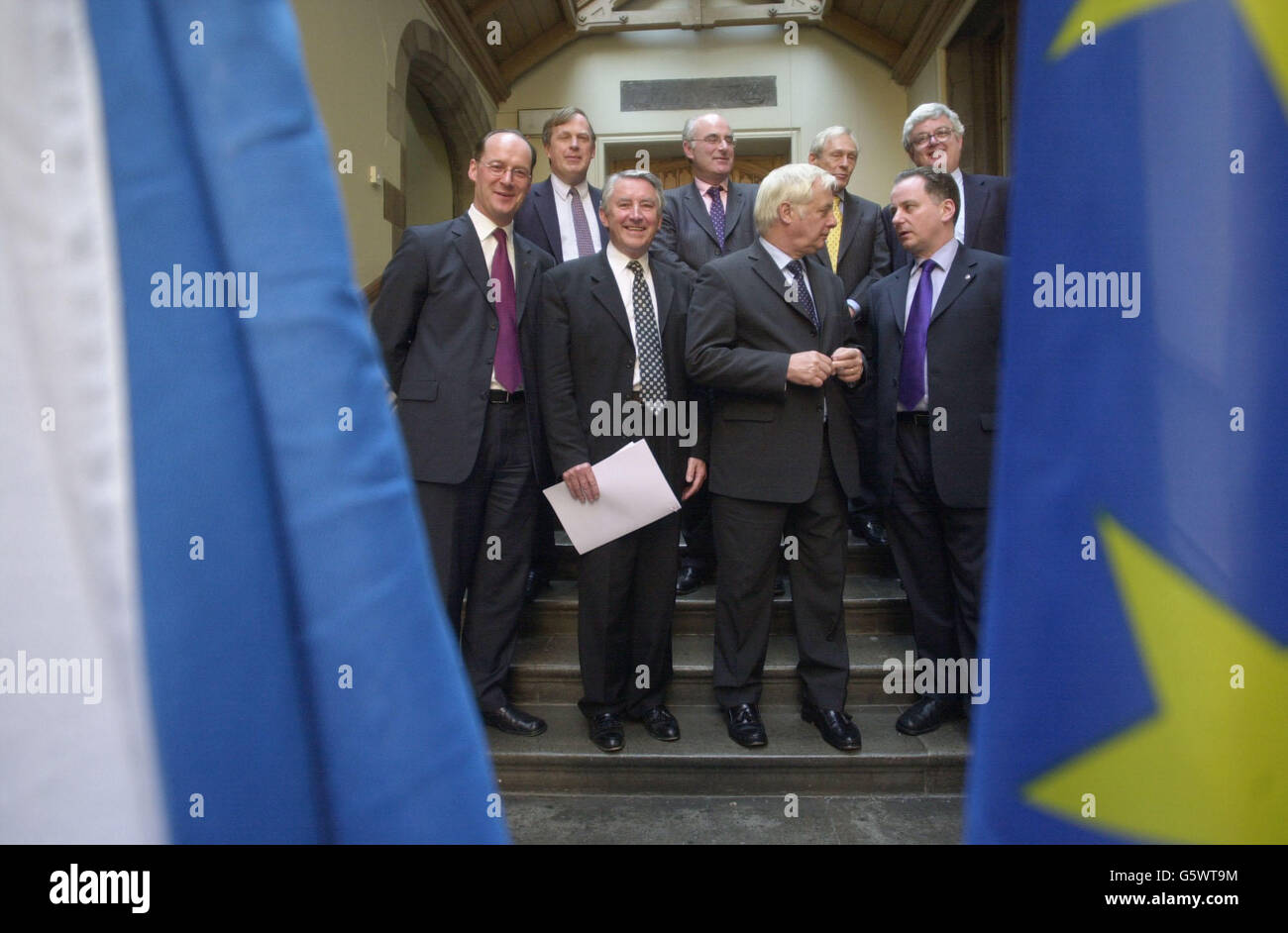 Il commissario europeo per gli affari esteri Chris Patten (2° fronte destro) ha già chiacchierato con il primo ministro scozzese Jack McConnell (destra), rivolgendosi in Aula ai membri del Parlamento scozzese durante una visita a Edimburgo. Foto Stock