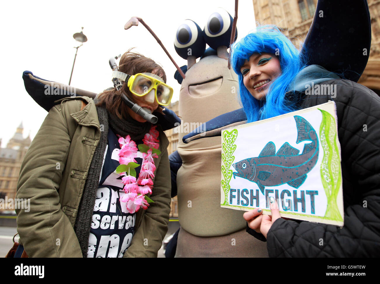 La DEBS Allbrook di Herts (a sinistra) e Lauren Horncastle di Surrey fuori dalle Camere del Parlamento nel centro di Londra, mentre la Marine Conservation Society unisce le forze con la BSAC per chiedere un impegno da parte del governo a proteggere i mari intorno alla costa inglese. Foto Stock