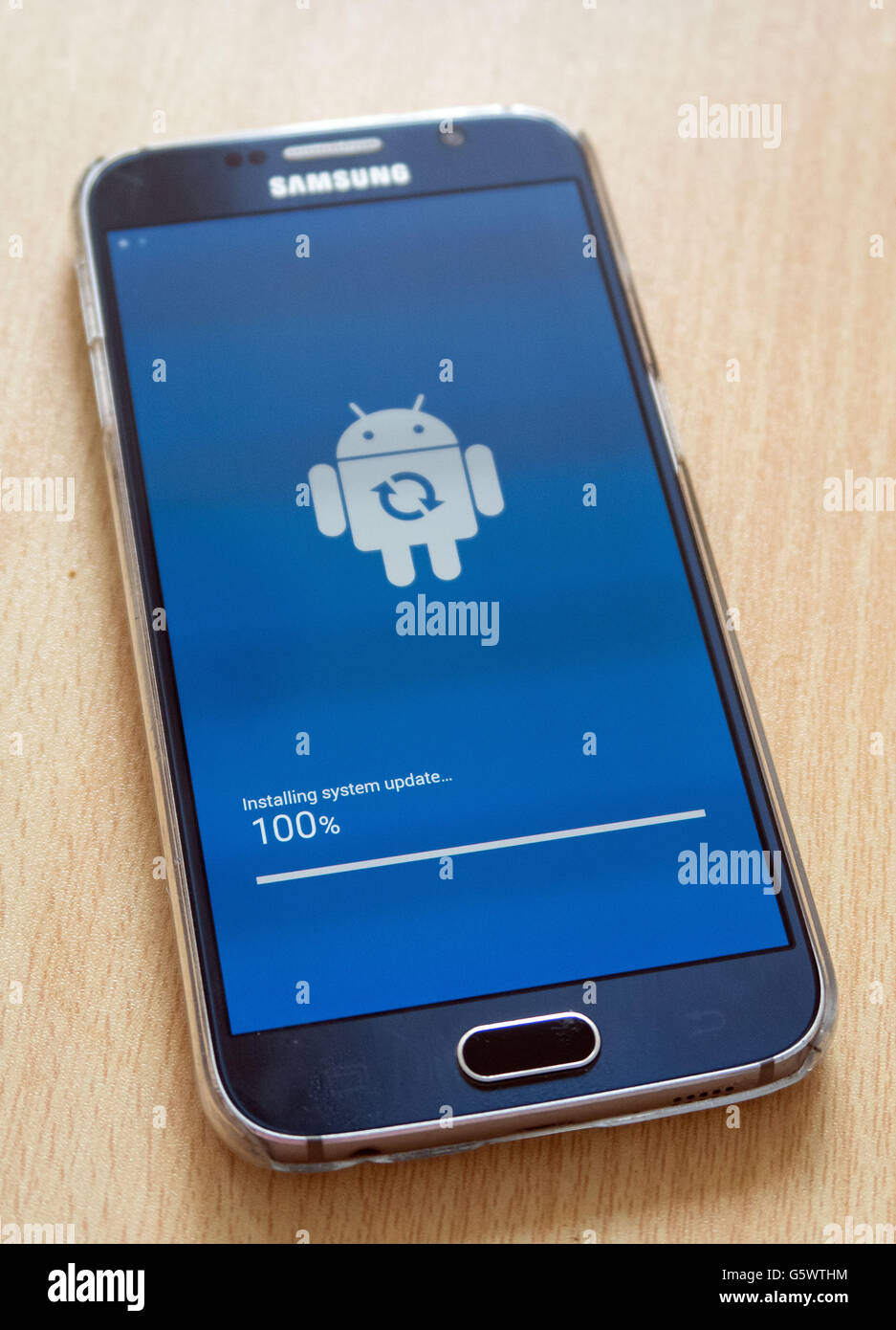 Un Samsung Galaxy S6 viene aggiornato alla versione più recente di software Android Foto Stock