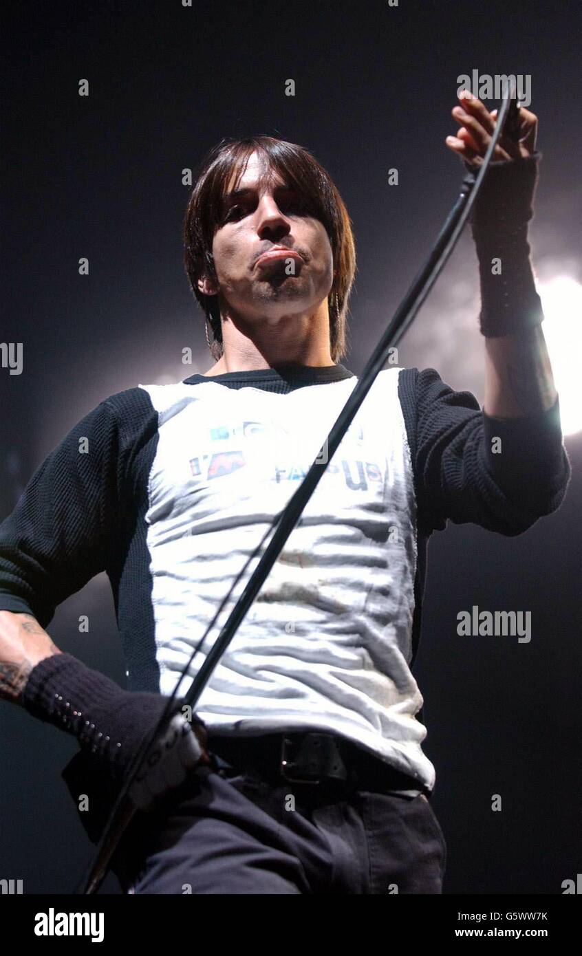 Cantante della rock band statunitense The Red Hot Chili Peppers Anthony Keidis si esibisce durante il loro unico concerto britannico alla London Arena. La band Platinum-selling suona la data una tantino dopo il concerto di Dublino martedì 25 e prima del Rosklide Festival di Danimarca giovedì 27. Foto Stock