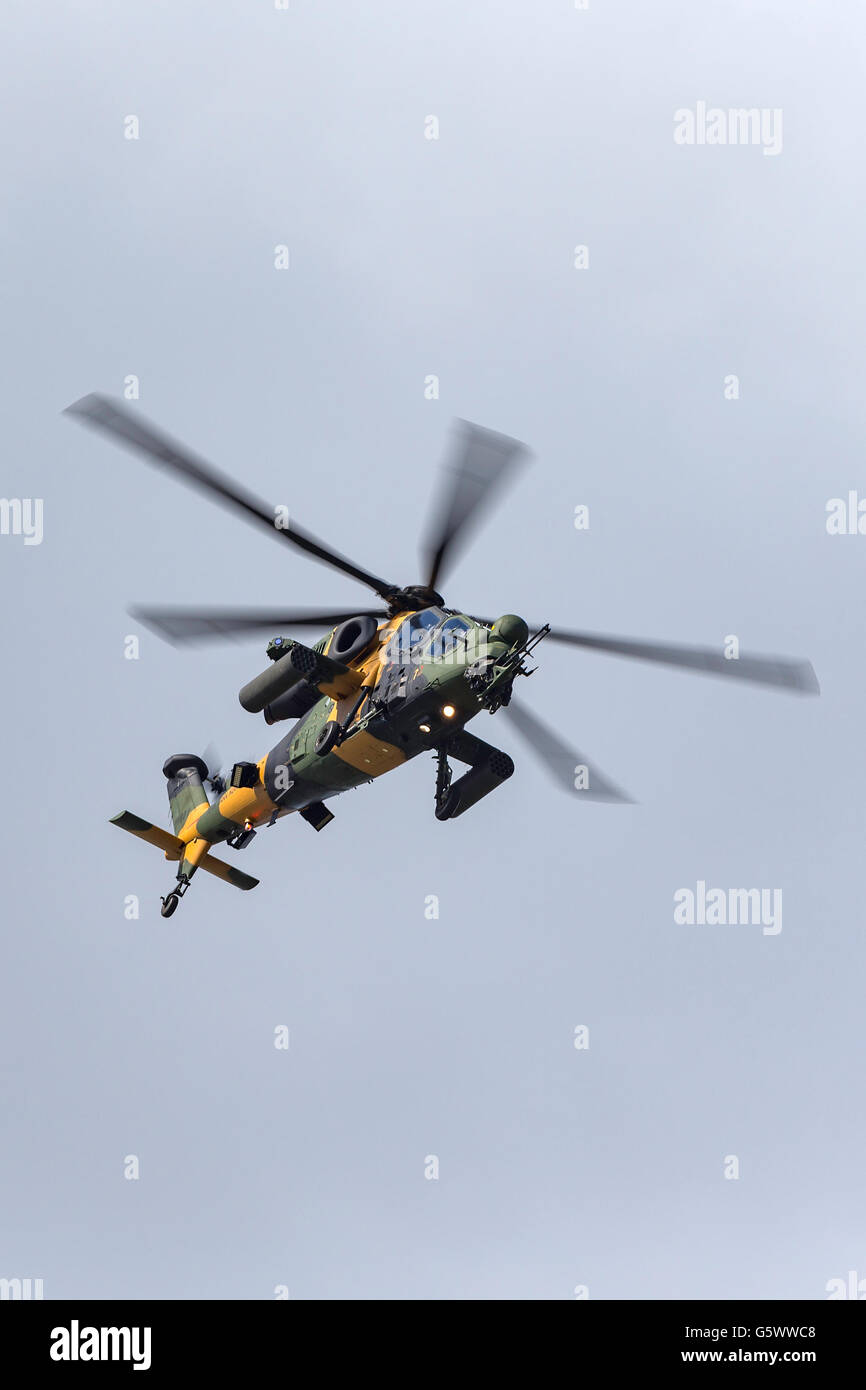 Esercito turco (Türk Kara Kuvvetleri) TAI (AgustaWestland) T129 elicottero d'assalto al Farnborough Airshow internazionale Foto Stock