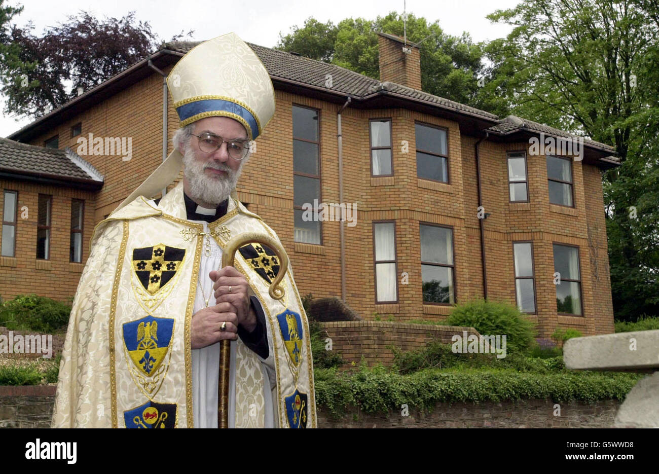 Rowan Williams, arcivescovo di Galles, nella sua casa di Newport. *23/07/02 Arcivescovo di Galles, il Dr. Rowan Williams, nominato martedì 23 luglio 2002 nuovo Arcivescovo di Canterbury, raffigurato nella sua casa di Newport. Si dice che il nuovo leader di 52 anni, di 70 milioni di anglicani in tutto il mondo, unisca visioni teologiche relativamente conservatrici con una serie di opinioni ampiamente liberali su questioni secolari. Il primo ministro Tony Blair ha selezionato il candidato di successo tra una breve lista di due candidati presentati da una commissione speciale per le nomine istituita per raccomandare un successore del dottor George Carey. Foto Stock