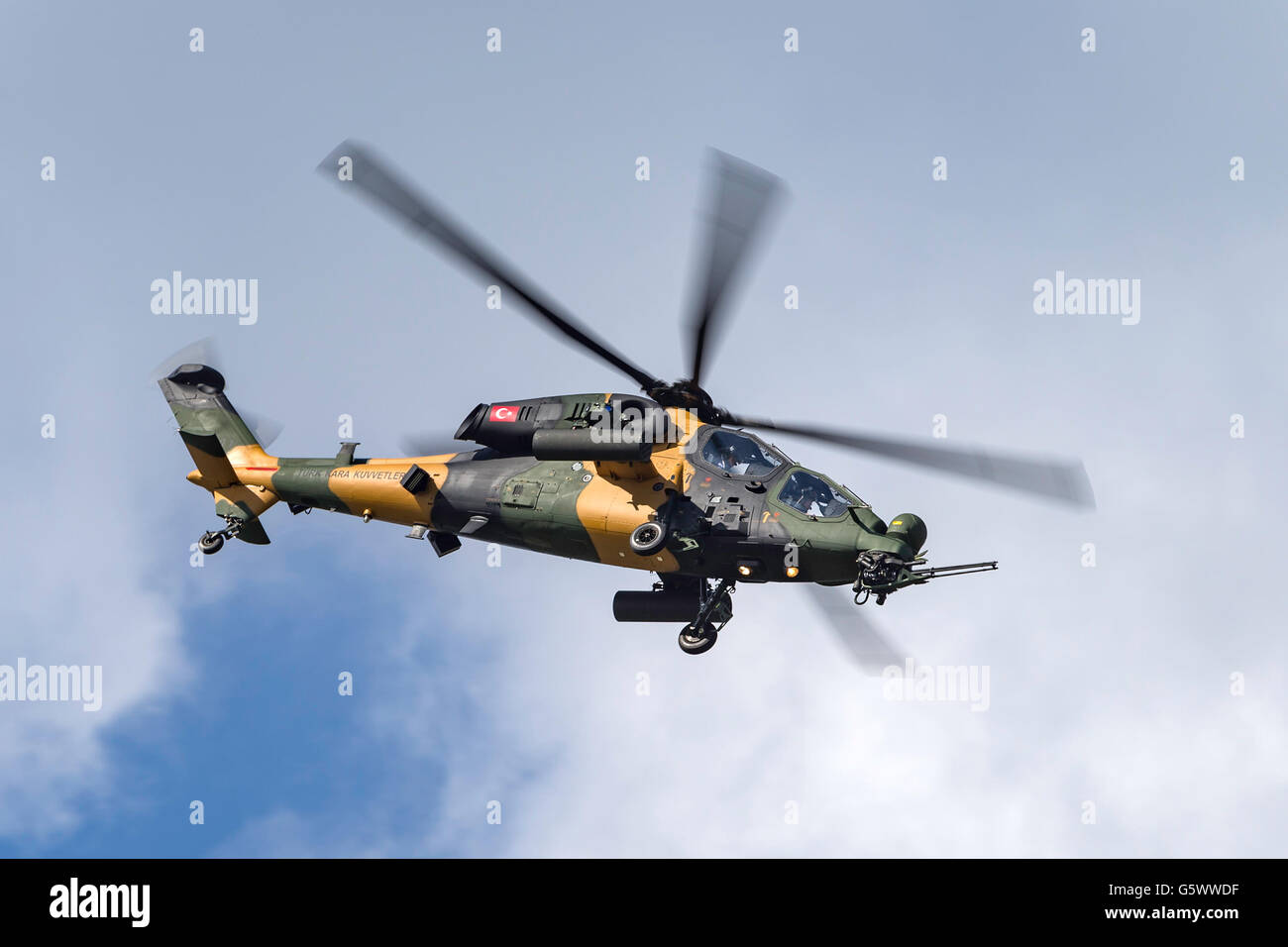 Esercito turco (Türk Kara Kuvvetleri) TAI (AgustaWestland) T129 elicottero d'assalto al Farnborough Airshow internazionale Foto Stock