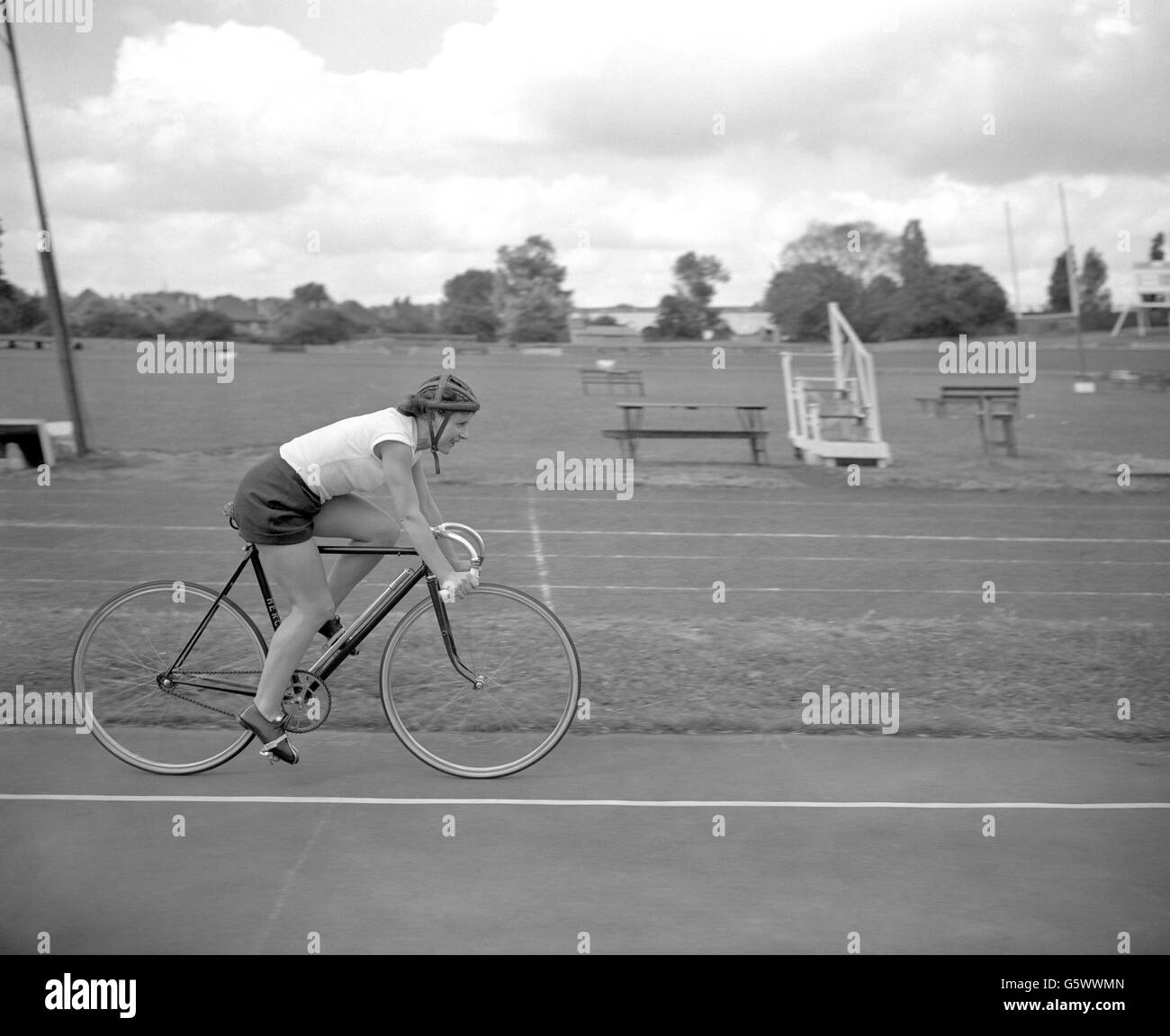 L'allenamento alla pista ciclabile Herne Hill di Londra è Eileen Sheridan, di Coventry, che sta per fare un tentativo sul record di un'ora esistente mercoledì. È considerata una delle più grandi ciclisti femminili del mondo ed è titolare di molti record. Foto Stock