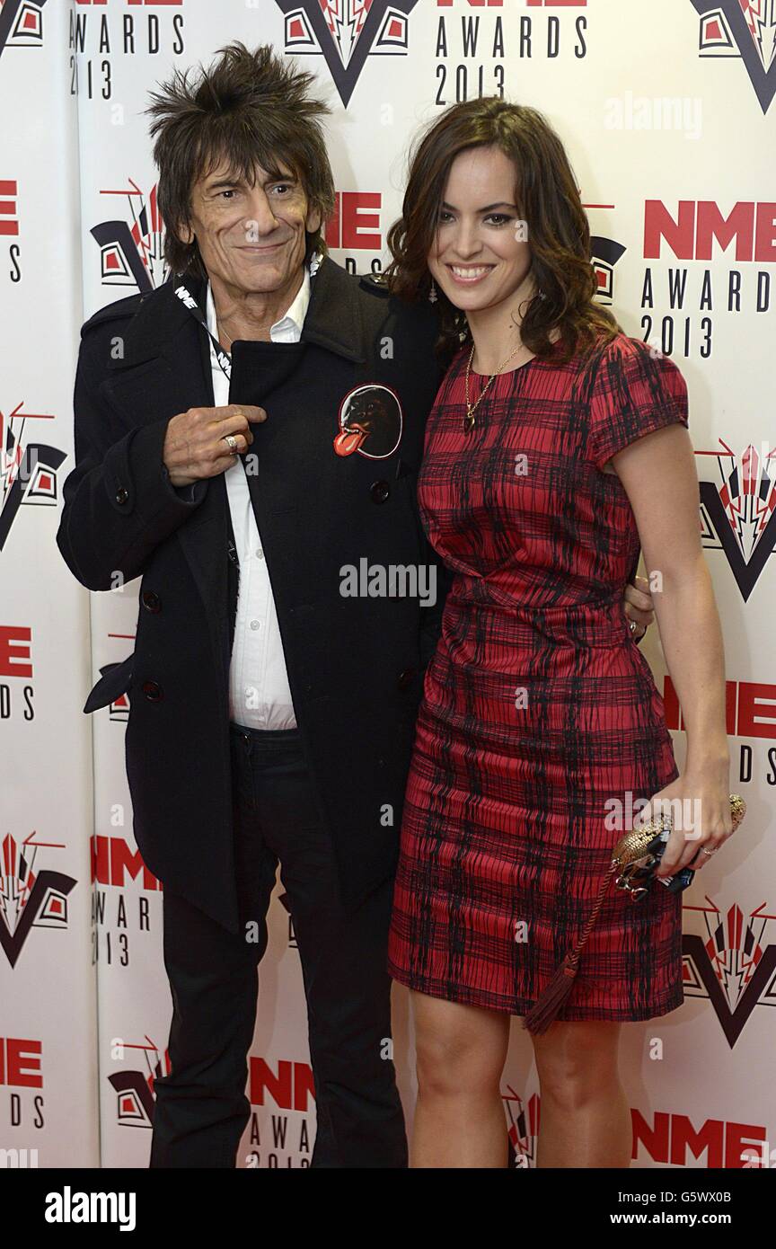 Ronnie Wood e Sally Humphries in arrivo per i NME Awards 2013, al Troxy, Londra. Foto Stock