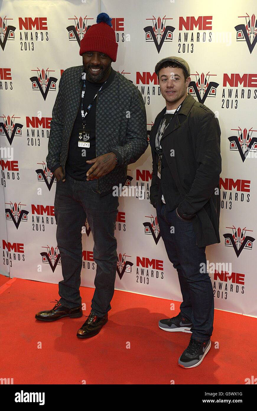 Idris Elba (a sinistra) e Warren Brown arrivano per i 2013 NME Awards, al Troxy di Londra. Foto Stock