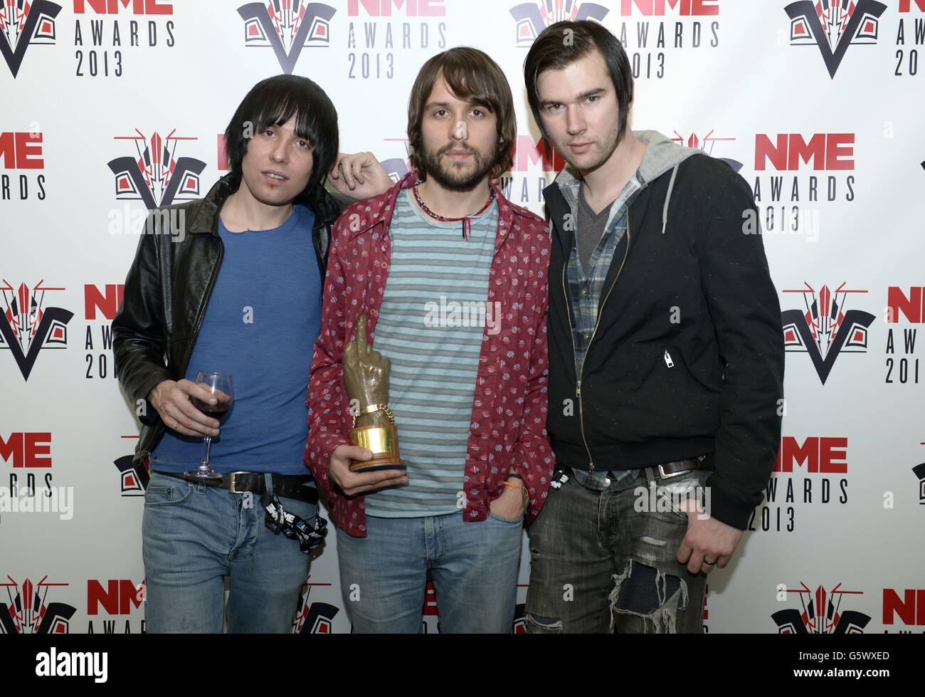 I Presepi con il premio per la miglior Live Band ai premi NME che si tengono al Troxy di Londra. Foto Stock
